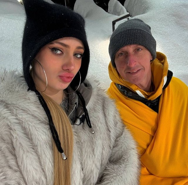 Альберт Гракович продолжает ухаживать за Ксенией Карповой Альберт Гракович продолжает ухаживать за Ксенией Карповой