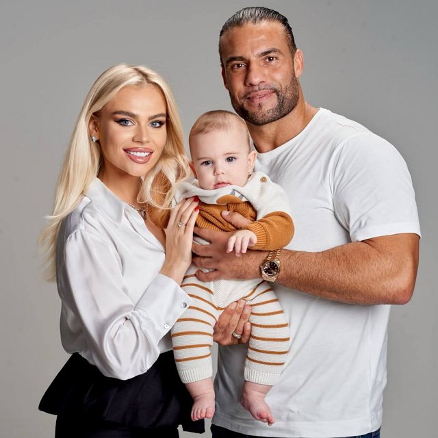 Марина Страхова перестала скрывать лицо старшего сына