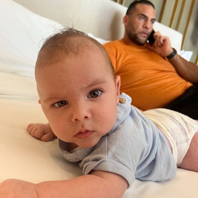 Марина Страхова перестала скрывать лицо старшего сына