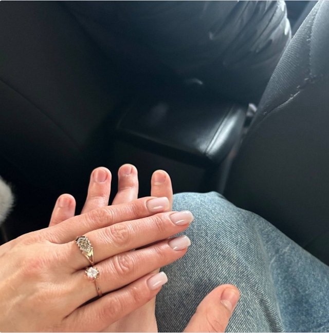 Фанаты с цветами и овациями встретили Веронику и Артёма в Москве Фанаты с цветами и овациями встретили Веронику и Артёма в Москве