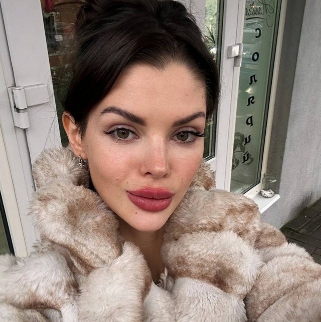 Анна Евстропова устала жить с мамой?