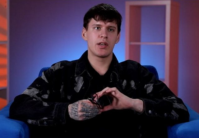 Элина Рахимова следит за Степаном Карповым Элина Рахимова следит за Степаном Карповым