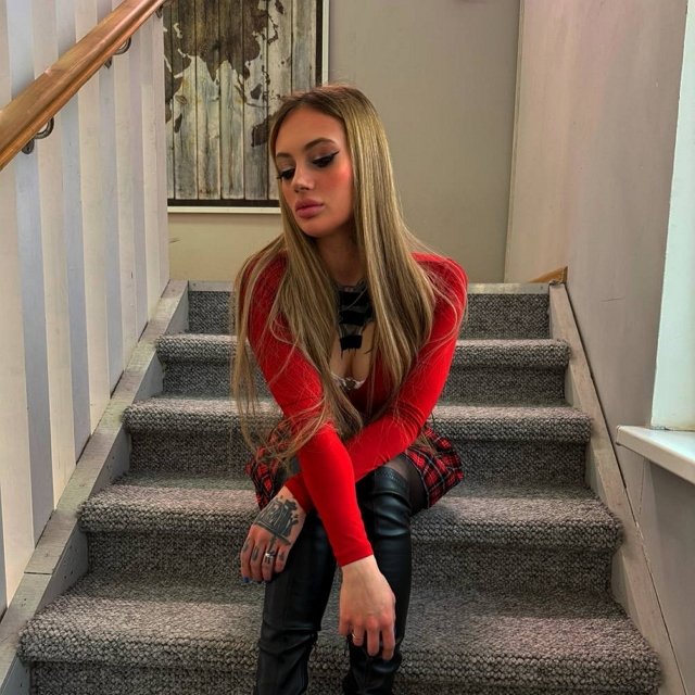 Ксения Карпова в ожидании приезда на поляну свекрови и сына Ксения Карпова в ожидании приезда на поляну свекрови и сына