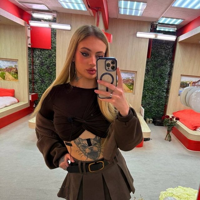 Ксения Карпова надеется через суд забрать у супруга сына Вову