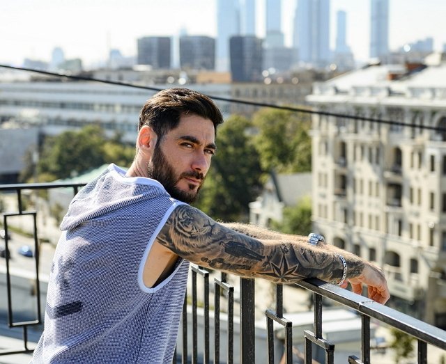 Салибеков не смог смотреть на танцы жены и сбежал с лобного 