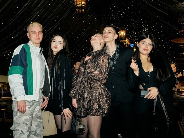 Скучающего по любимой Артёма Гавришова, окружают враги