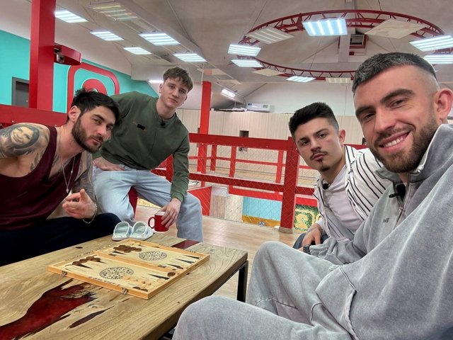 Салибеков готов платить деньги за общение с любимым братишкой