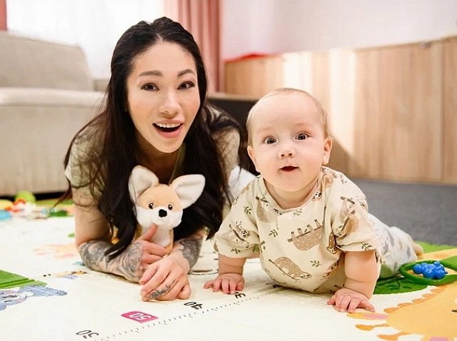 Ника Трощенкова общается с действующими участниками Дома-2