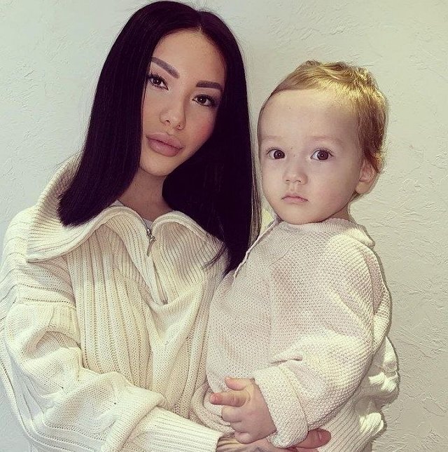 Ника Трощенкова общается с действующими участниками Дома-2