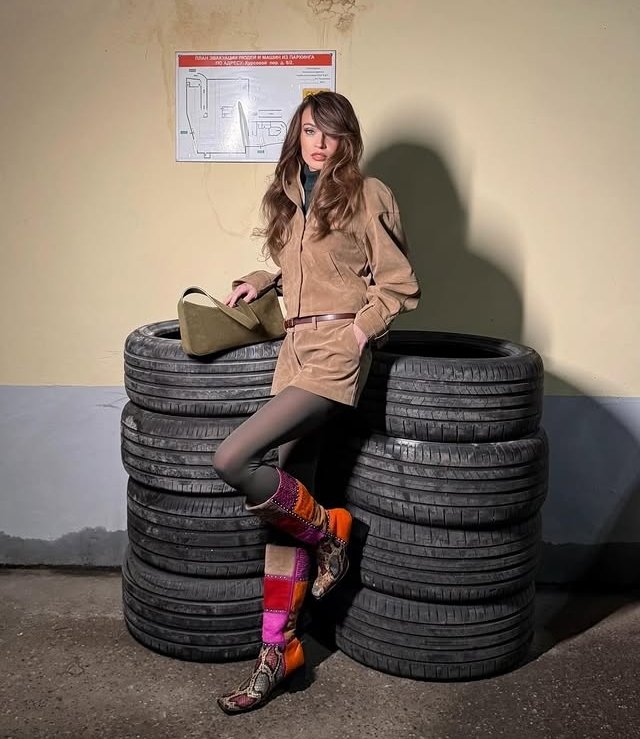 Алёна Водонаева радуется своей винтажной находке