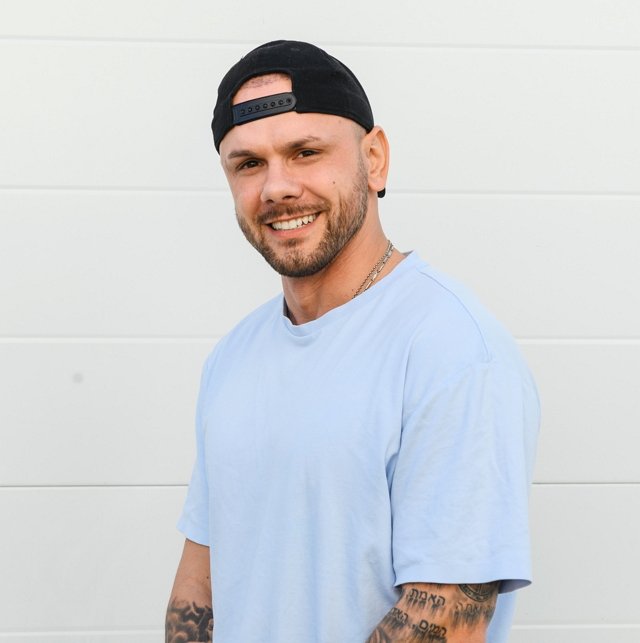 Максим Евстропов троллит экс-жену, улетая с её заменой в Париж Максим Евстропов троллит экс-жену, улетая с её заменой в Париж