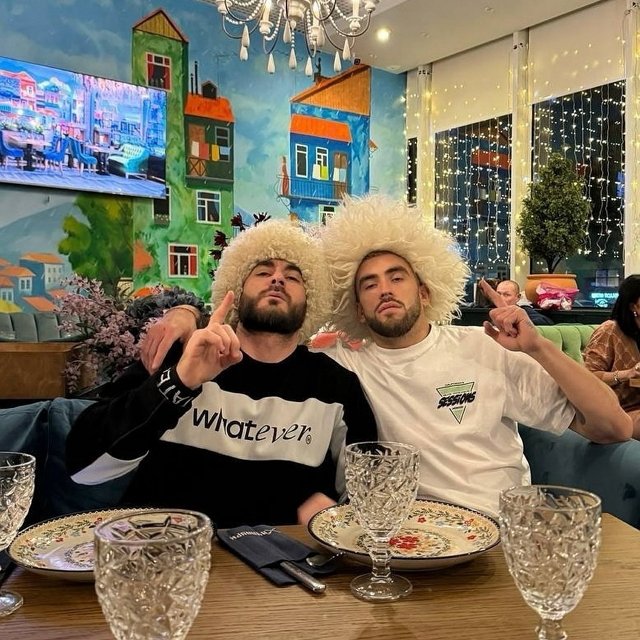 Тигран Салибеков подкармливает любимого братишку? Тигран Салибеков подкармливает любимого братишку?