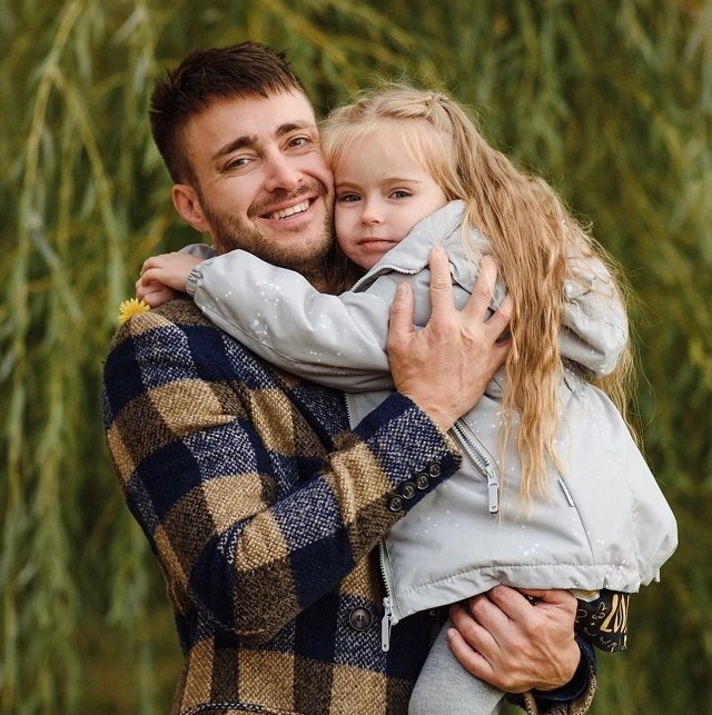 Алексей Безус привёз старшую дочь в гости к младшей