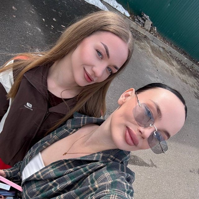 Карина Тетуева «любуется» художествами бывшего кавалера