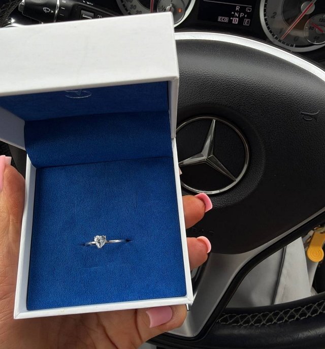 Клавдия Безверхова подарила кольцо Ксении Нечаевой