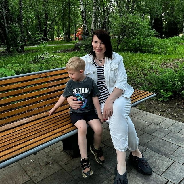 Органы опеки забрали сына у спящей Александры Черно 