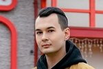 Антон Беккужев пакует чемоданы для поездки в Китай