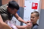 Сын Нелли Ермолаевой подарил букет участнице проекта
